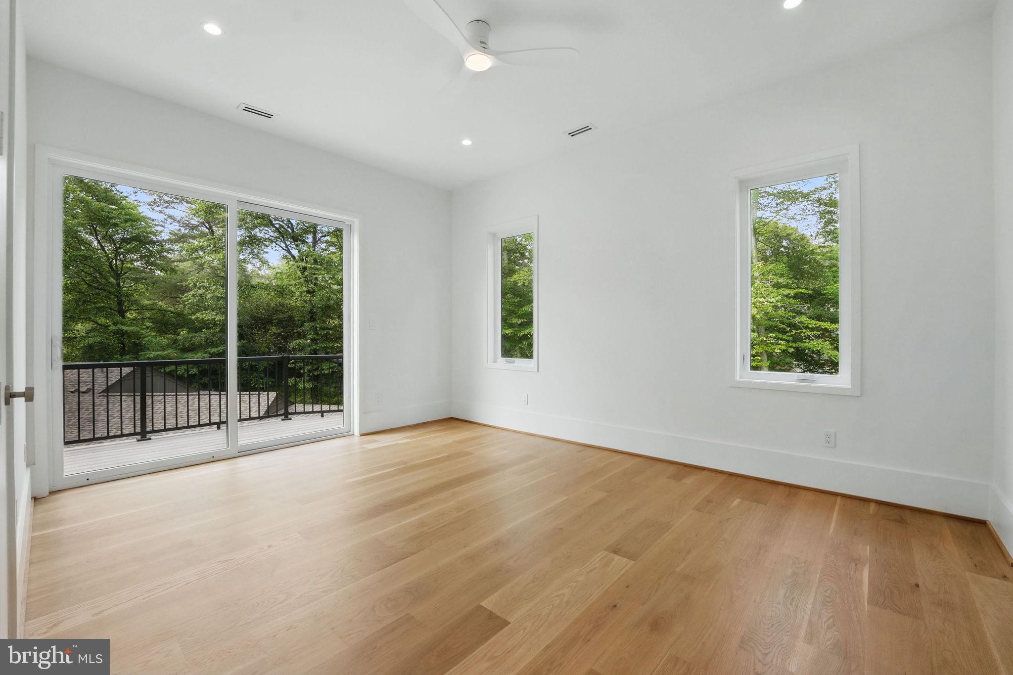 LAKE BARCROFT - Residential