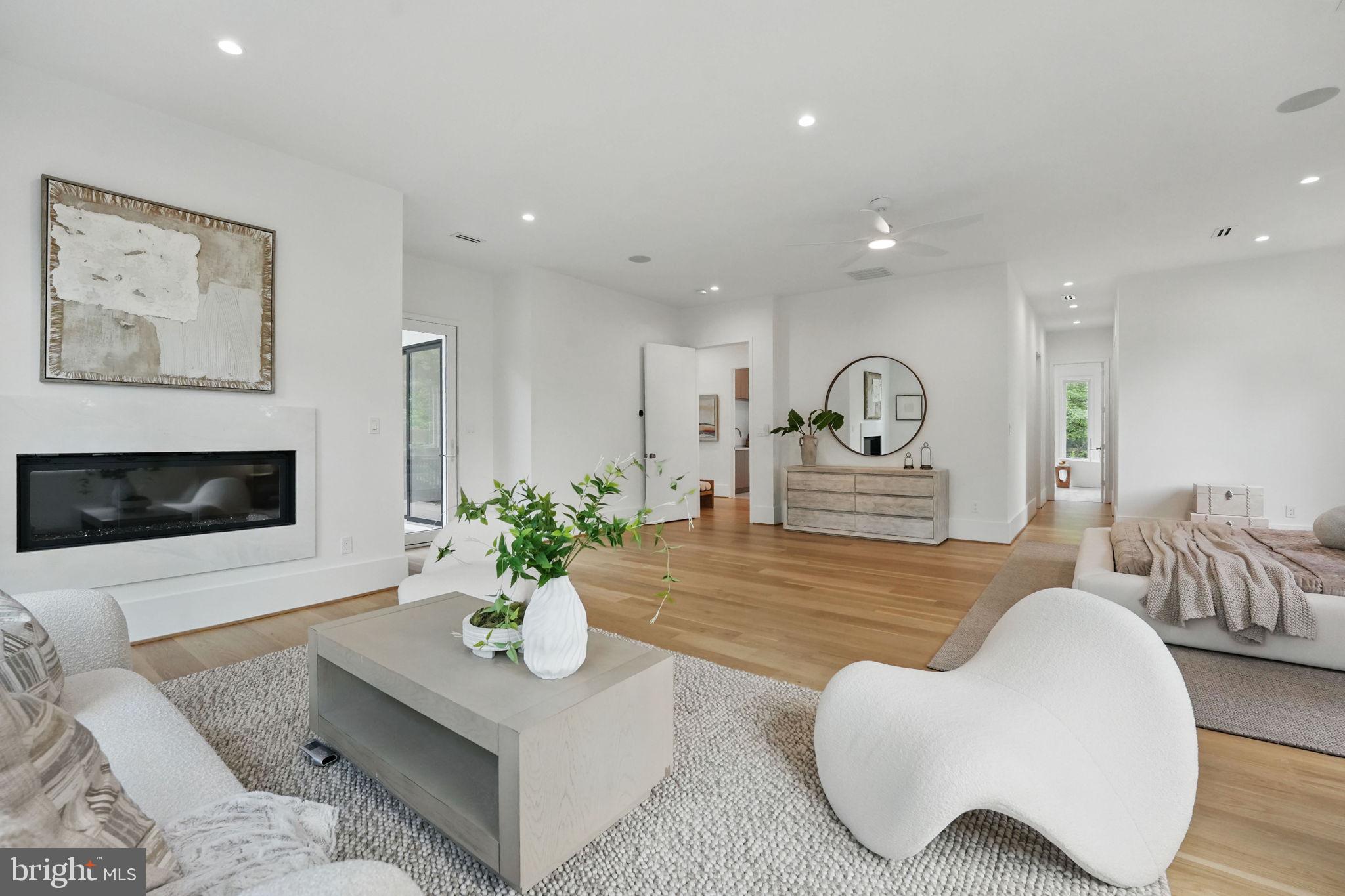 LAKE BARCROFT - Residential