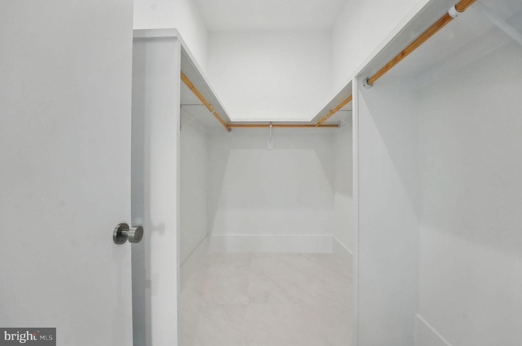 LAKE BARCROFT - Residential