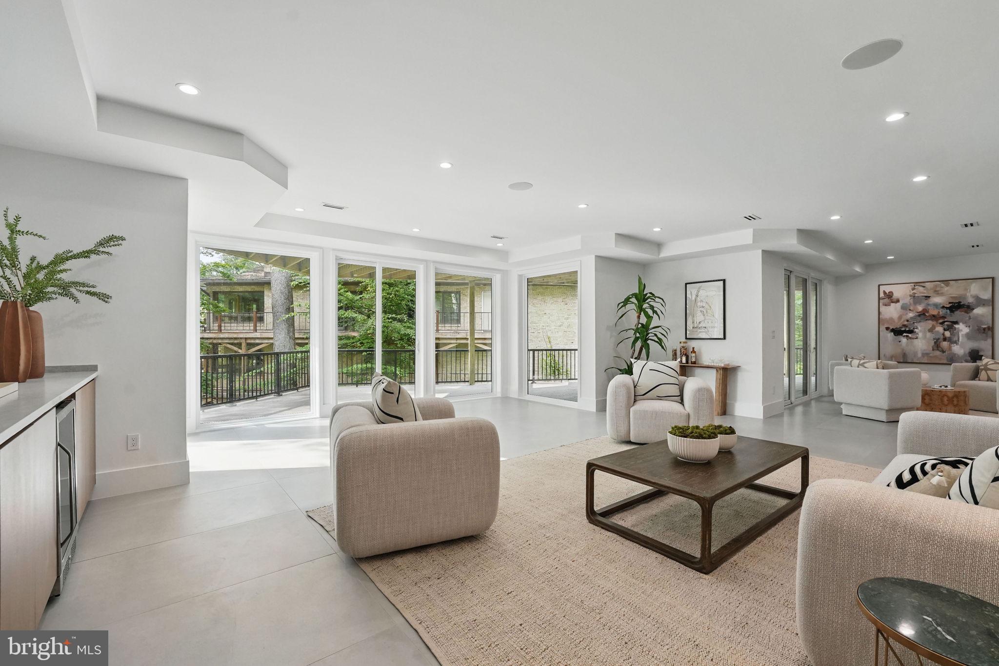 LAKE BARCROFT - Residential