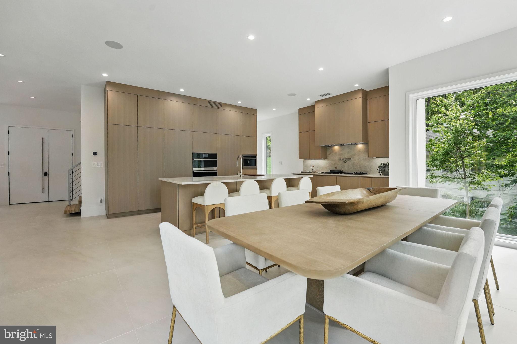 LAKE BARCROFT - Residential