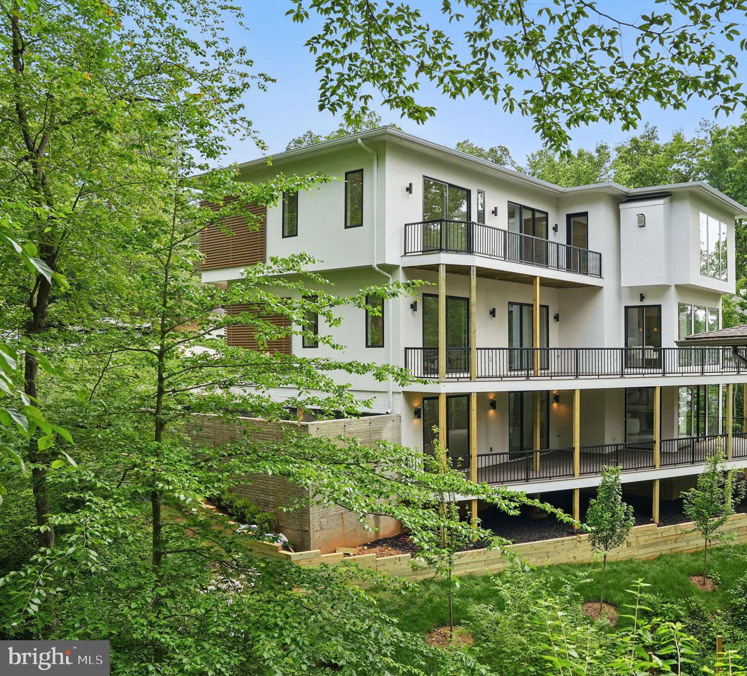 LAKE BARCROFT - Residential