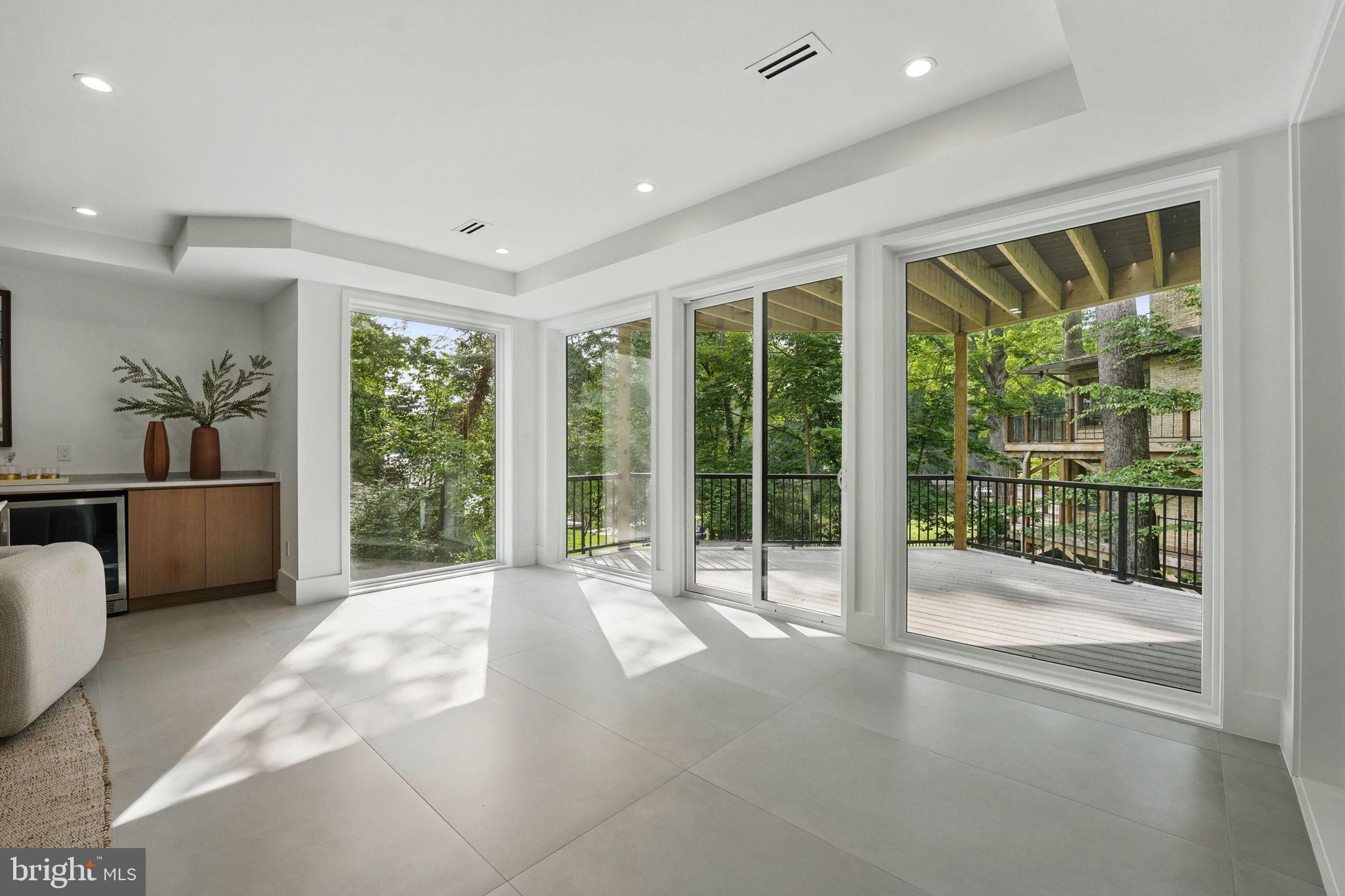 LAKE BARCROFT - Residential