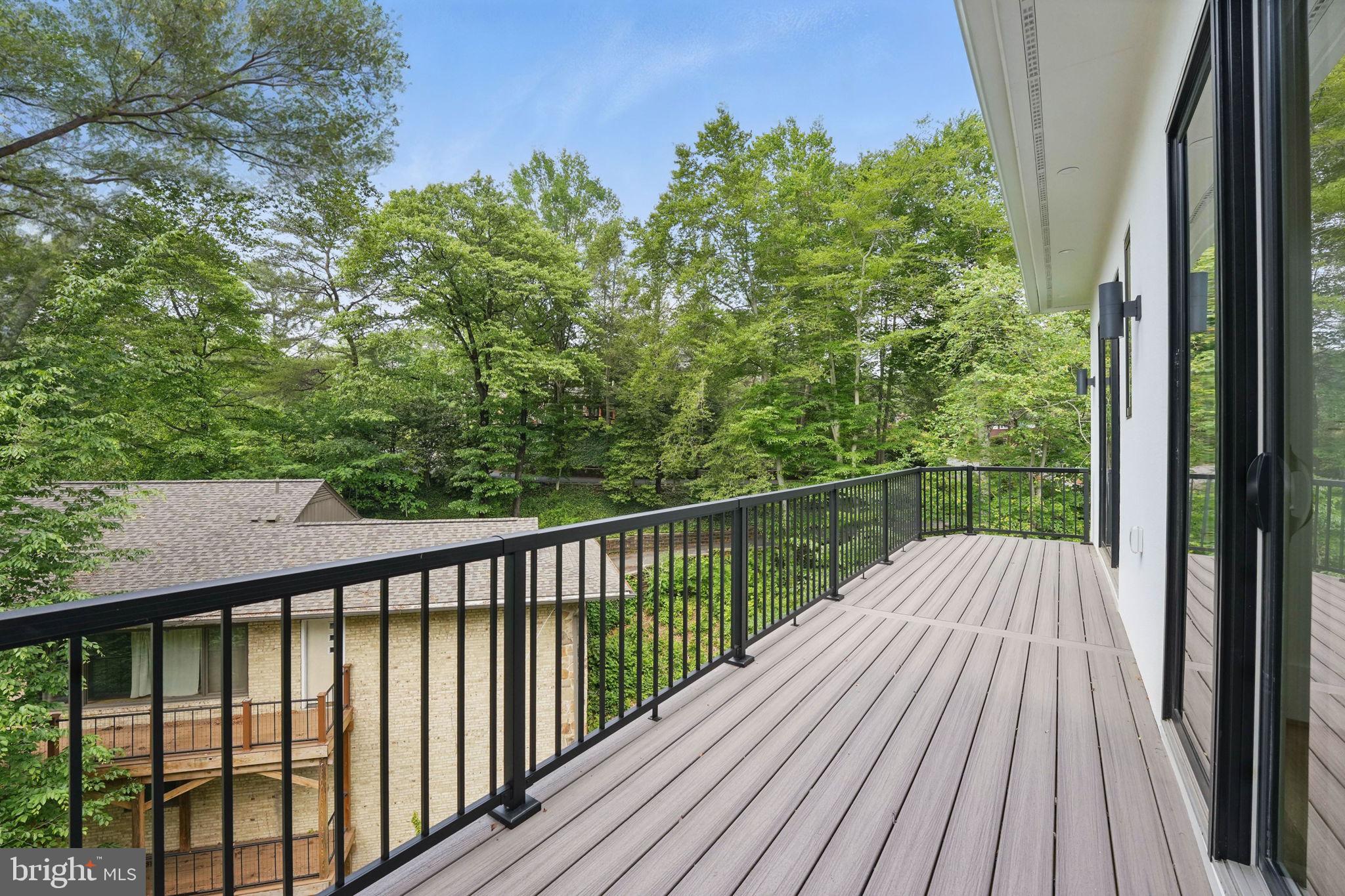 LAKE BARCROFT - Residential