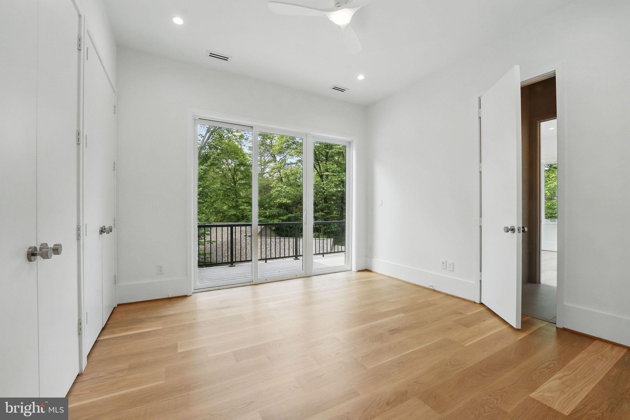 LAKE BARCROFT - Residential