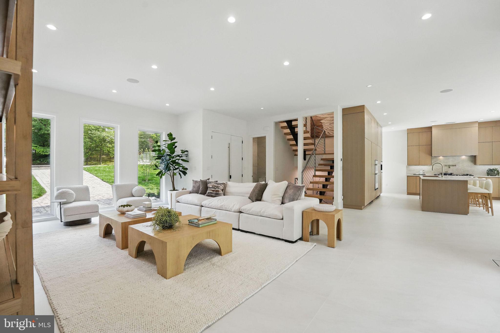 LAKE BARCROFT - Residential