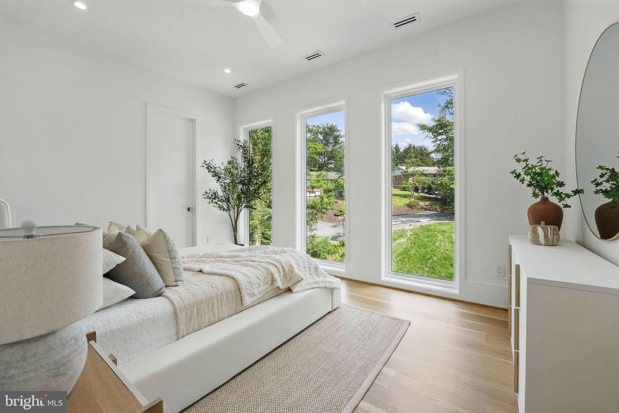 LAKE BARCROFT - Residential