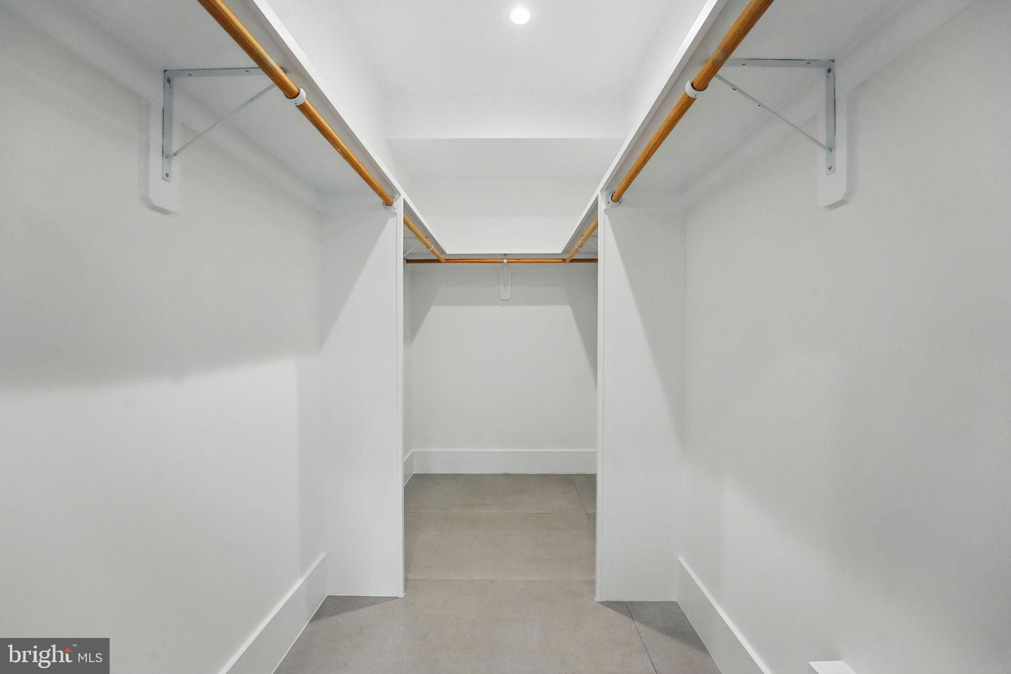 LAKE BARCROFT - Residential