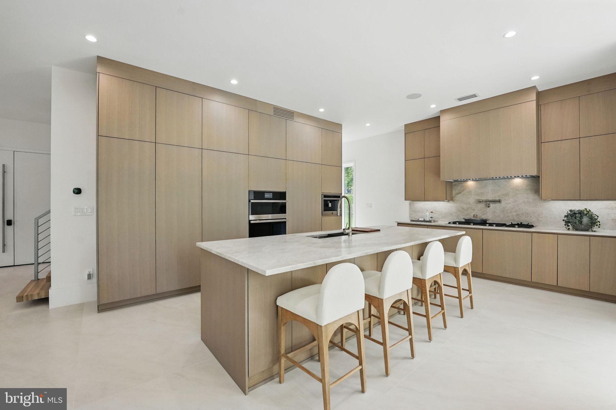 LAKE BARCROFT - Residential