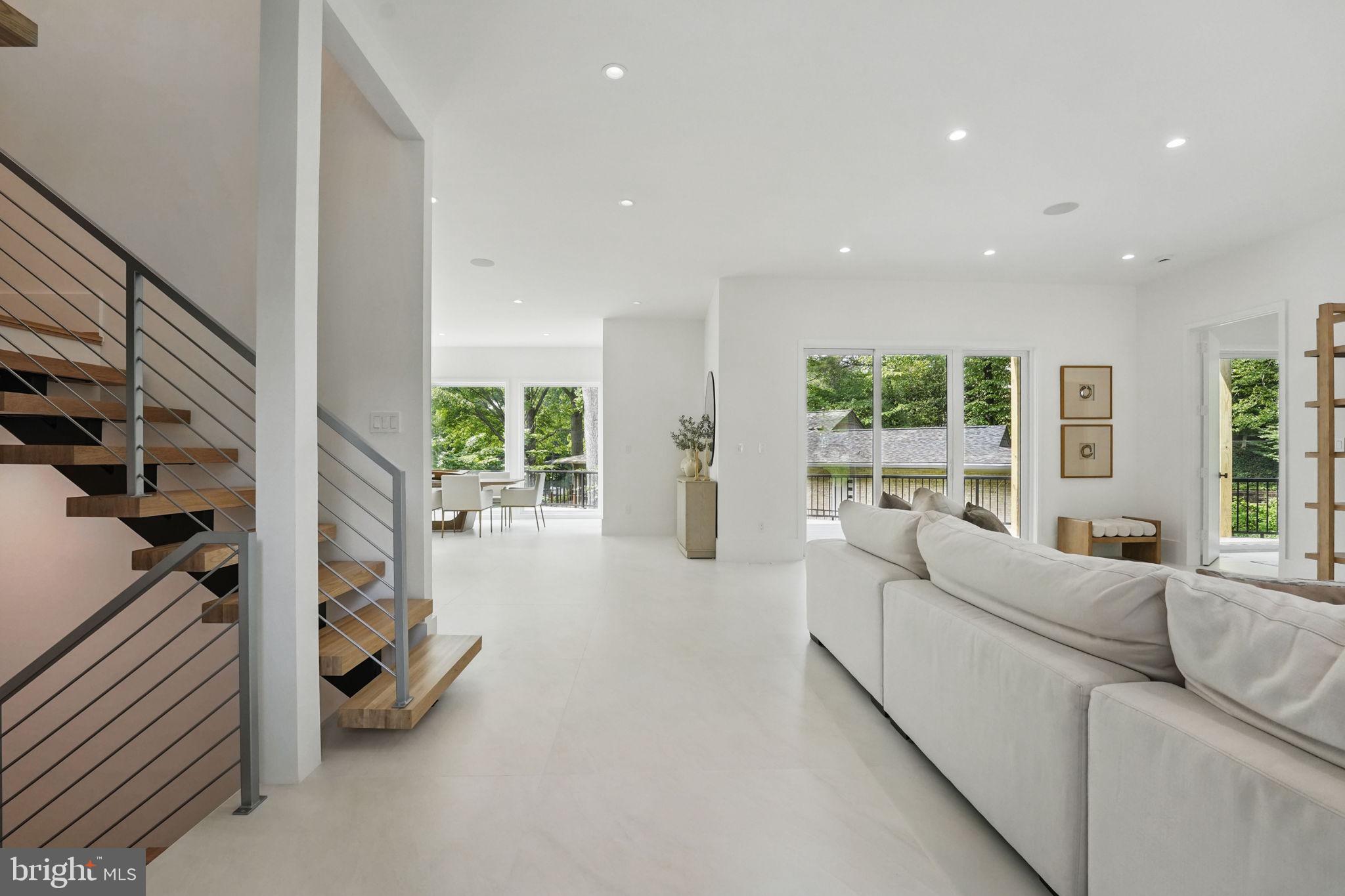 LAKE BARCROFT - Residential