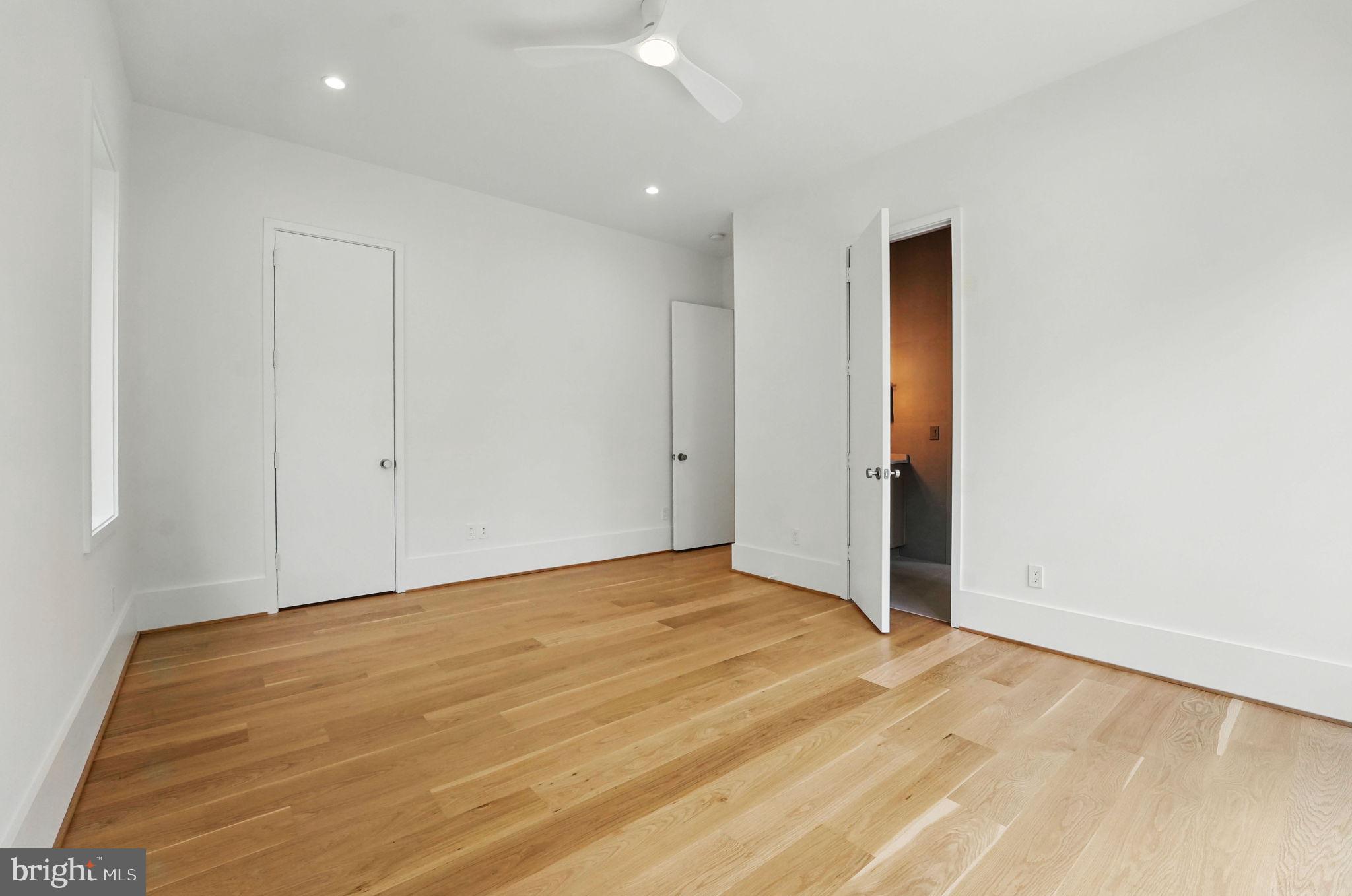 LAKE BARCROFT - Residential