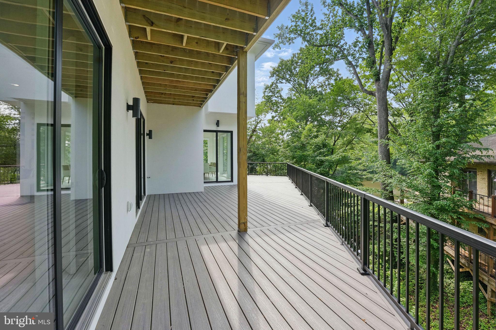 LAKE BARCROFT - Residential