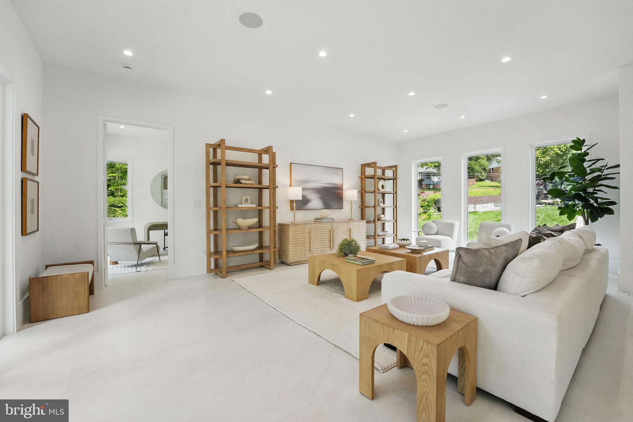 LAKE BARCROFT - Residential