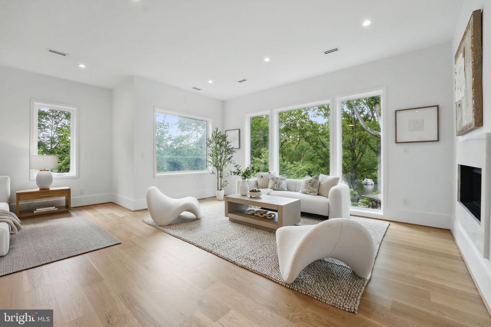 LAKE BARCROFT - Residential