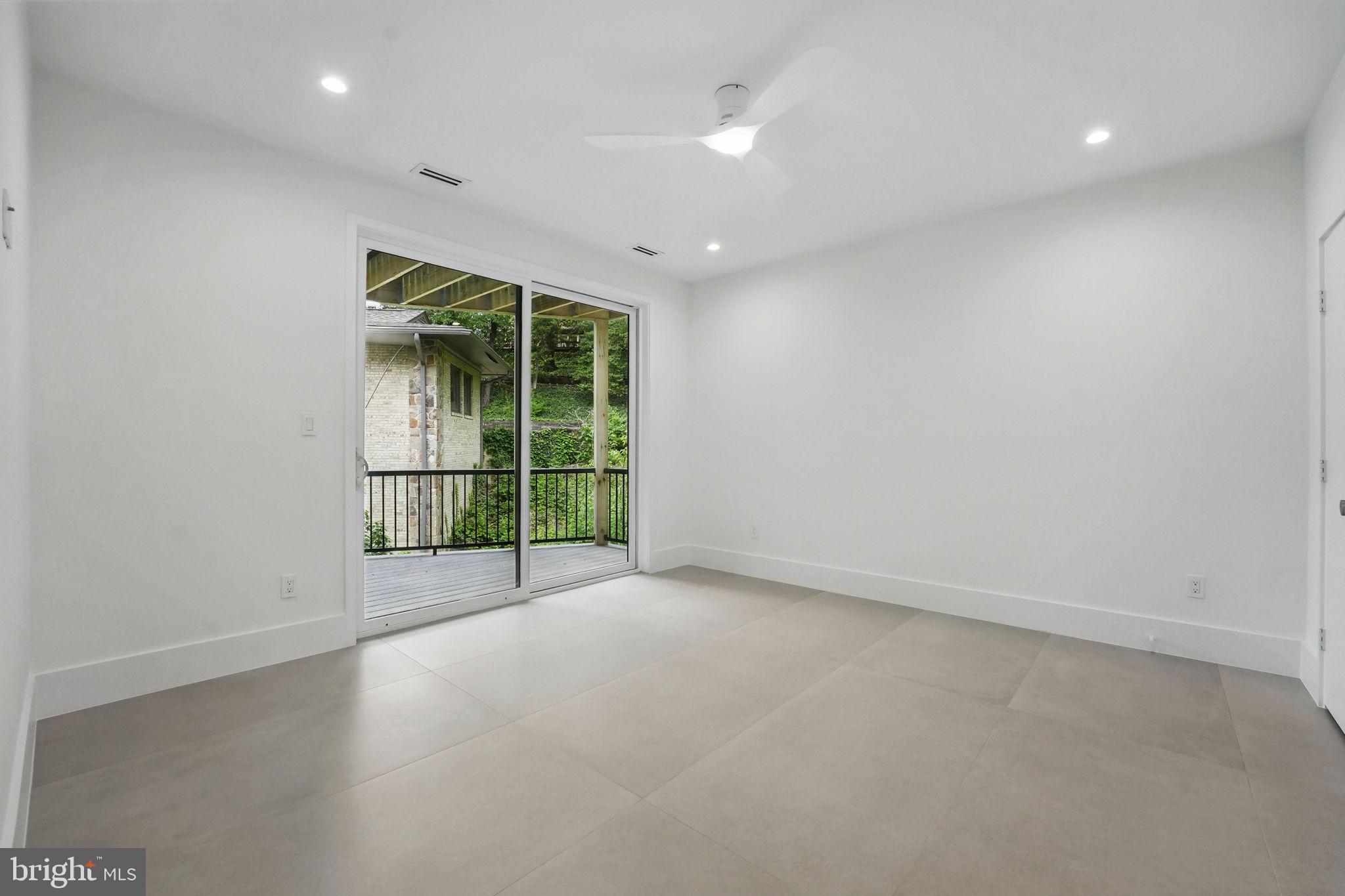 LAKE BARCROFT - Residential