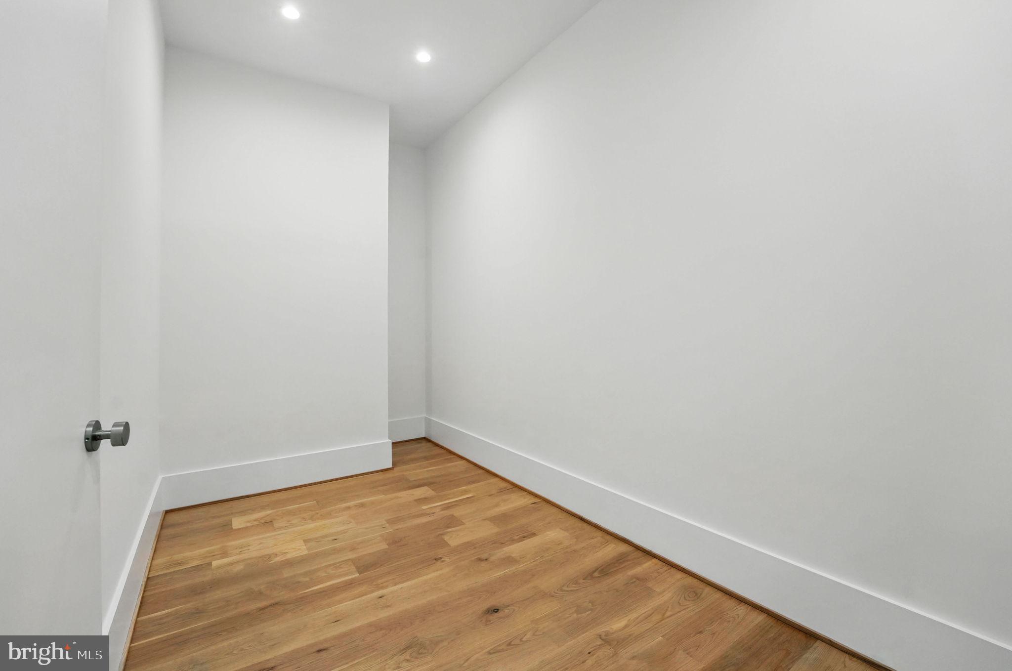 LAKE BARCROFT - Residential