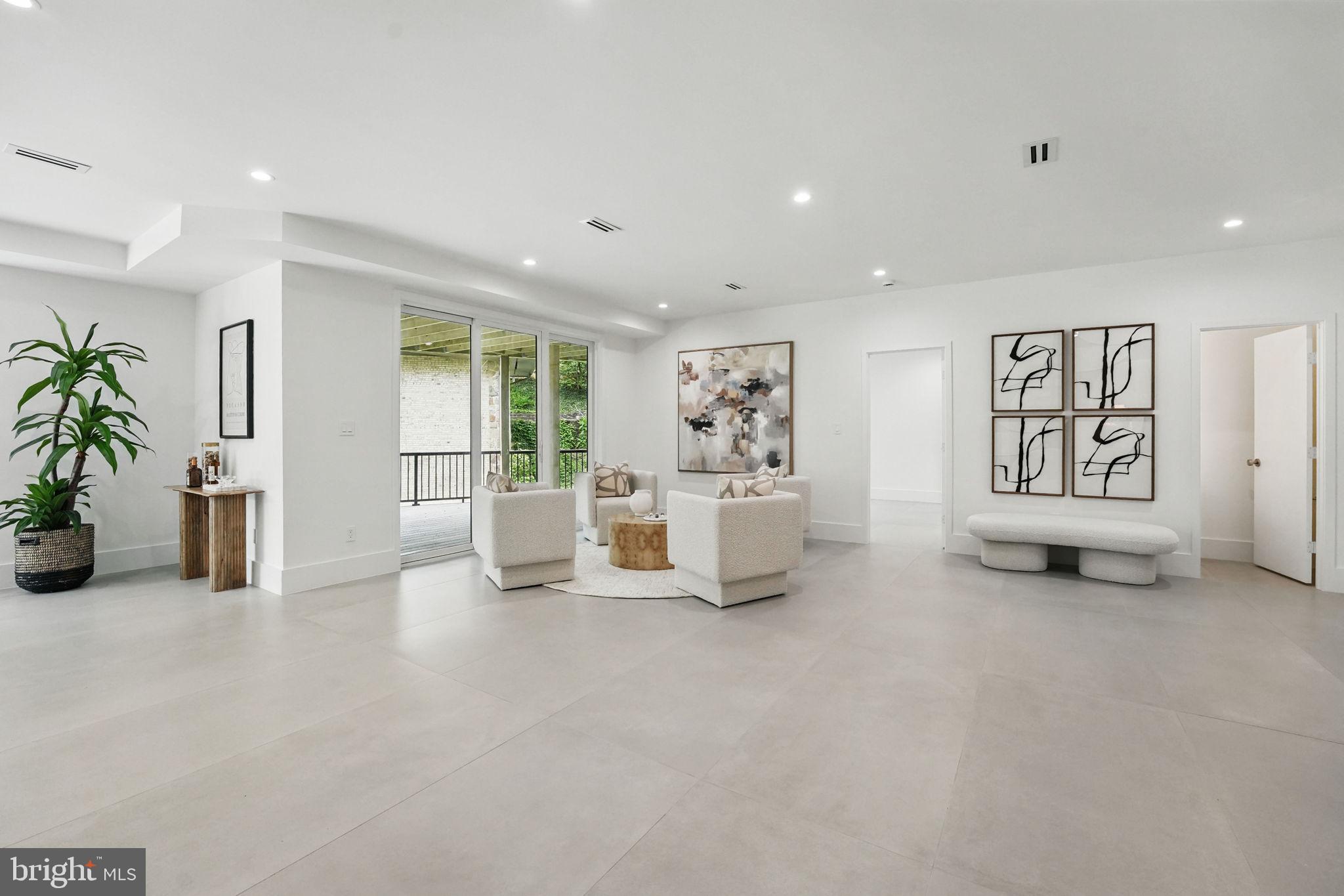 LAKE BARCROFT - Residential