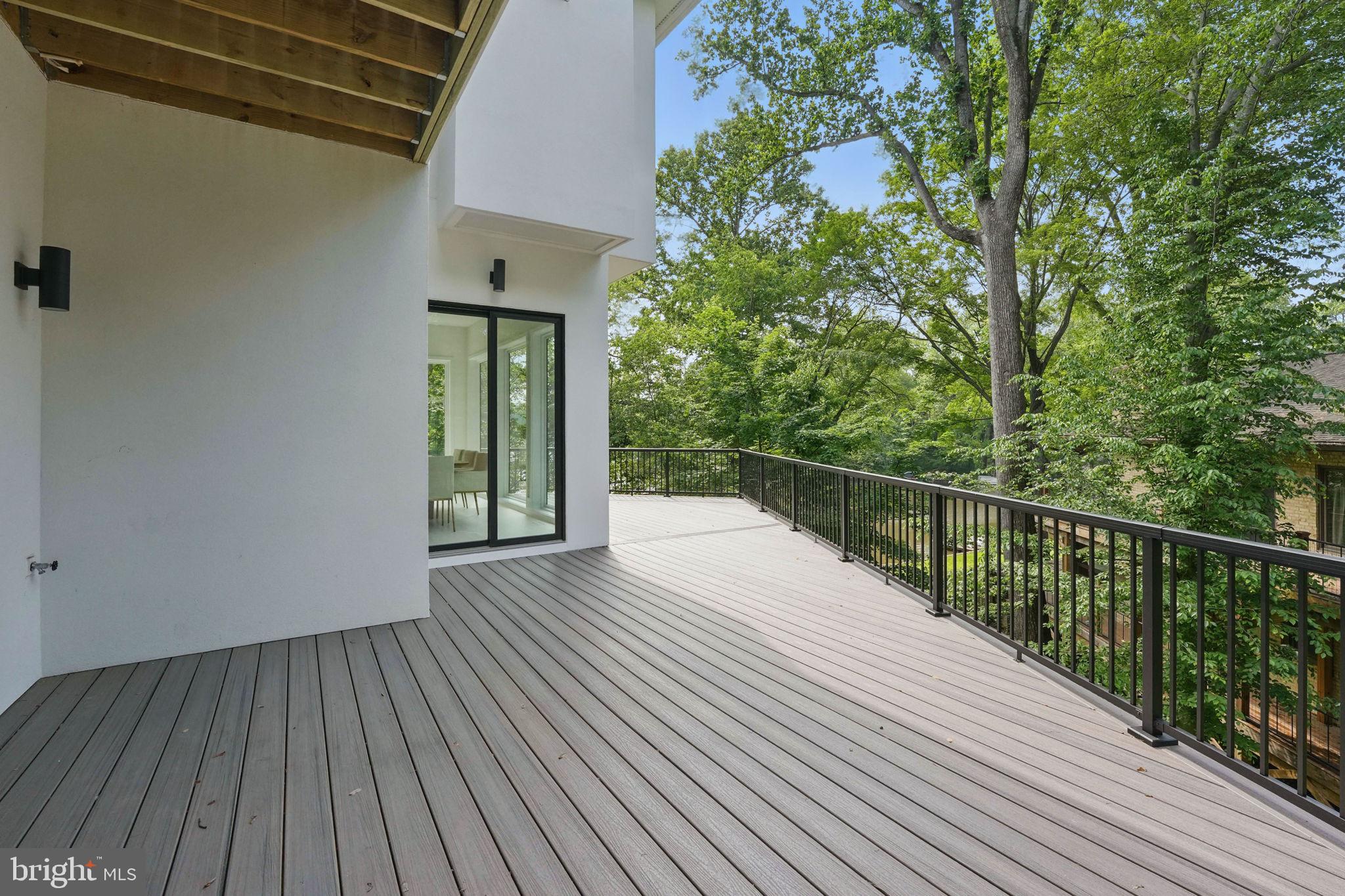 LAKE BARCROFT - Residential