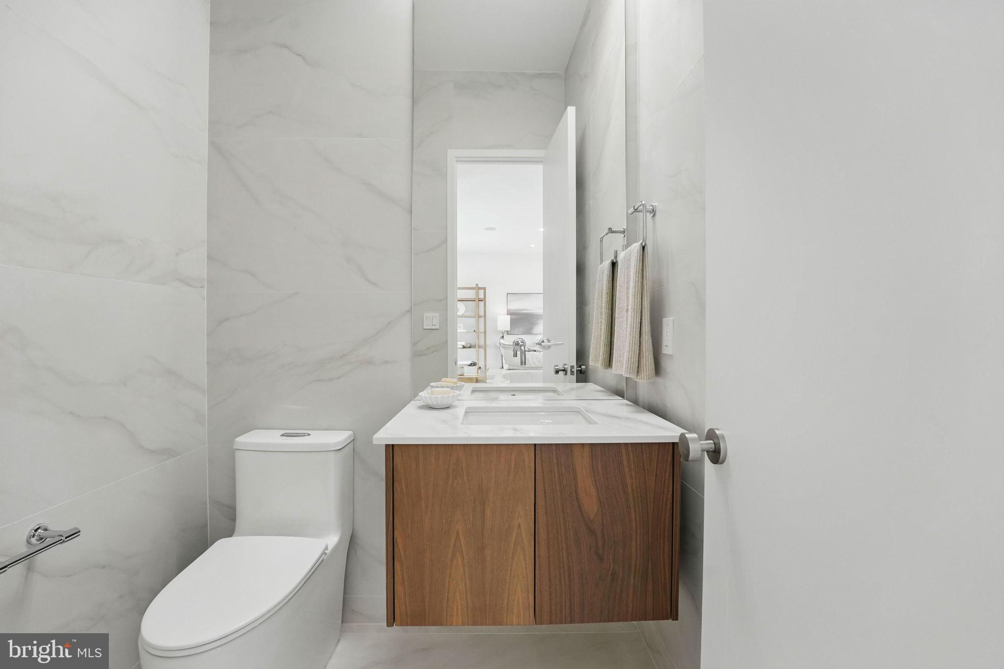 LAKE BARCROFT - Residential