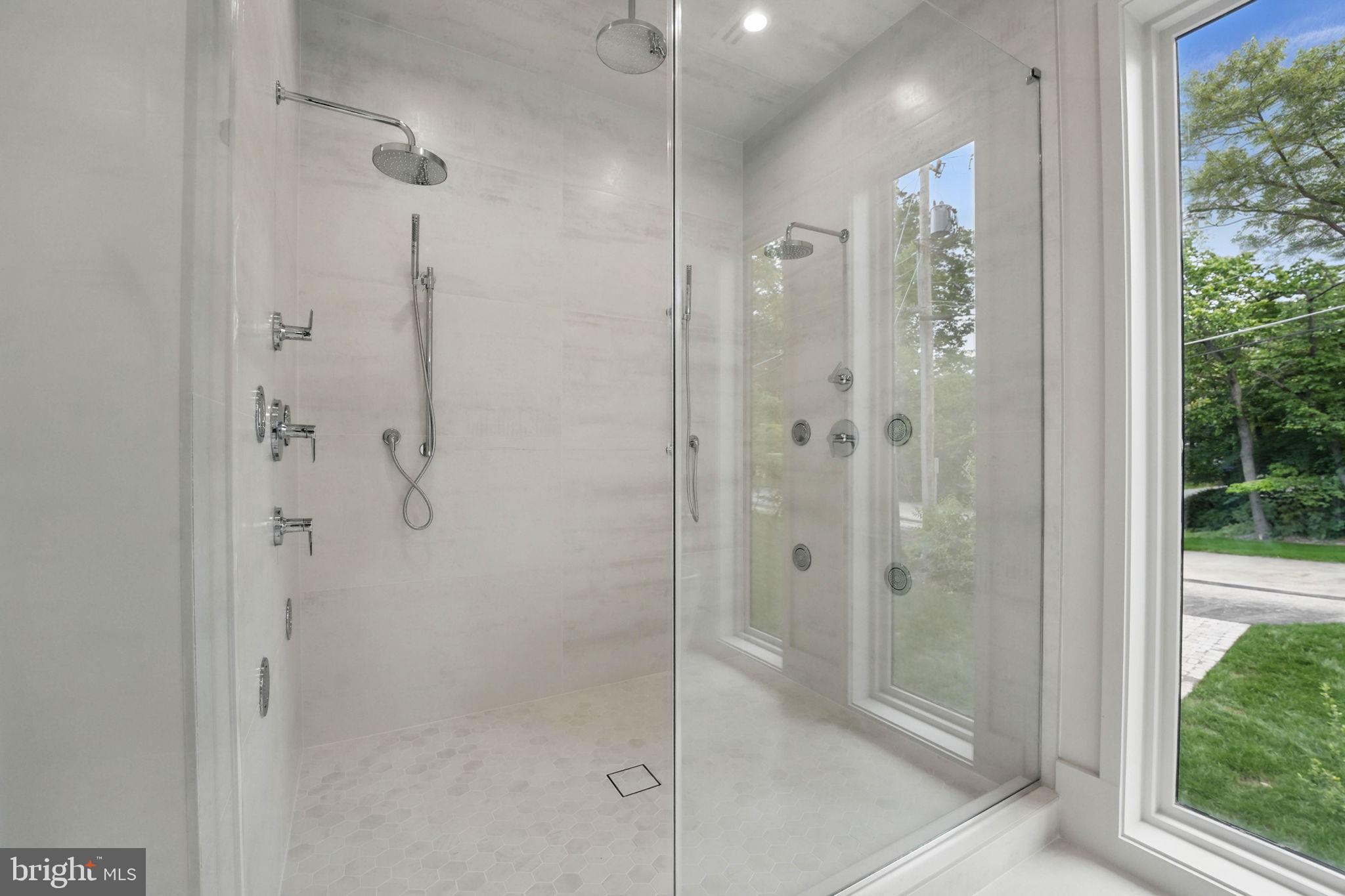 LAKE BARCROFT - Residential