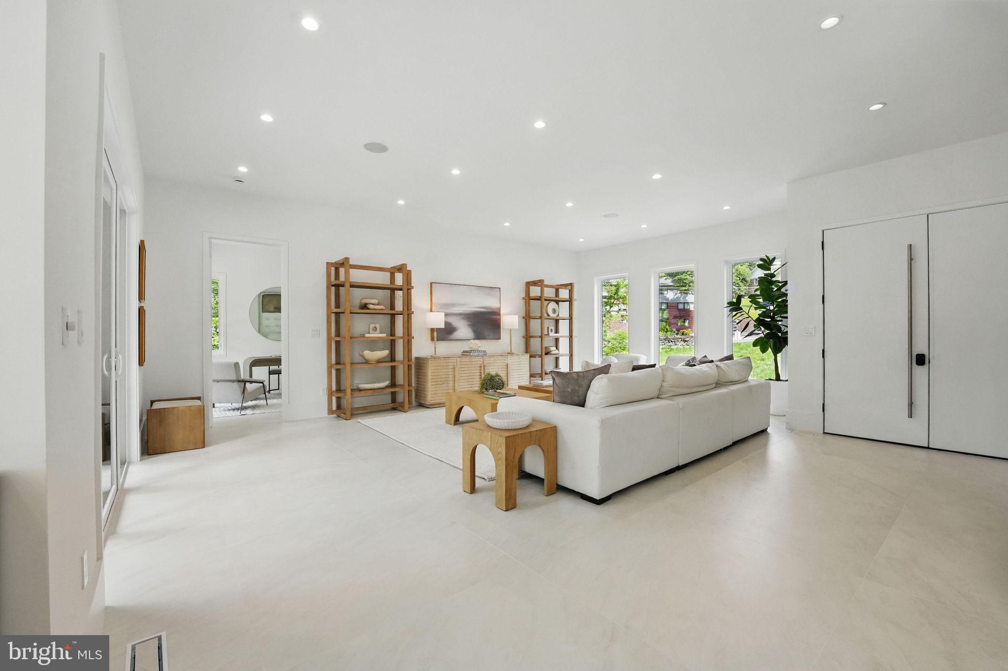 LAKE BARCROFT - Residential