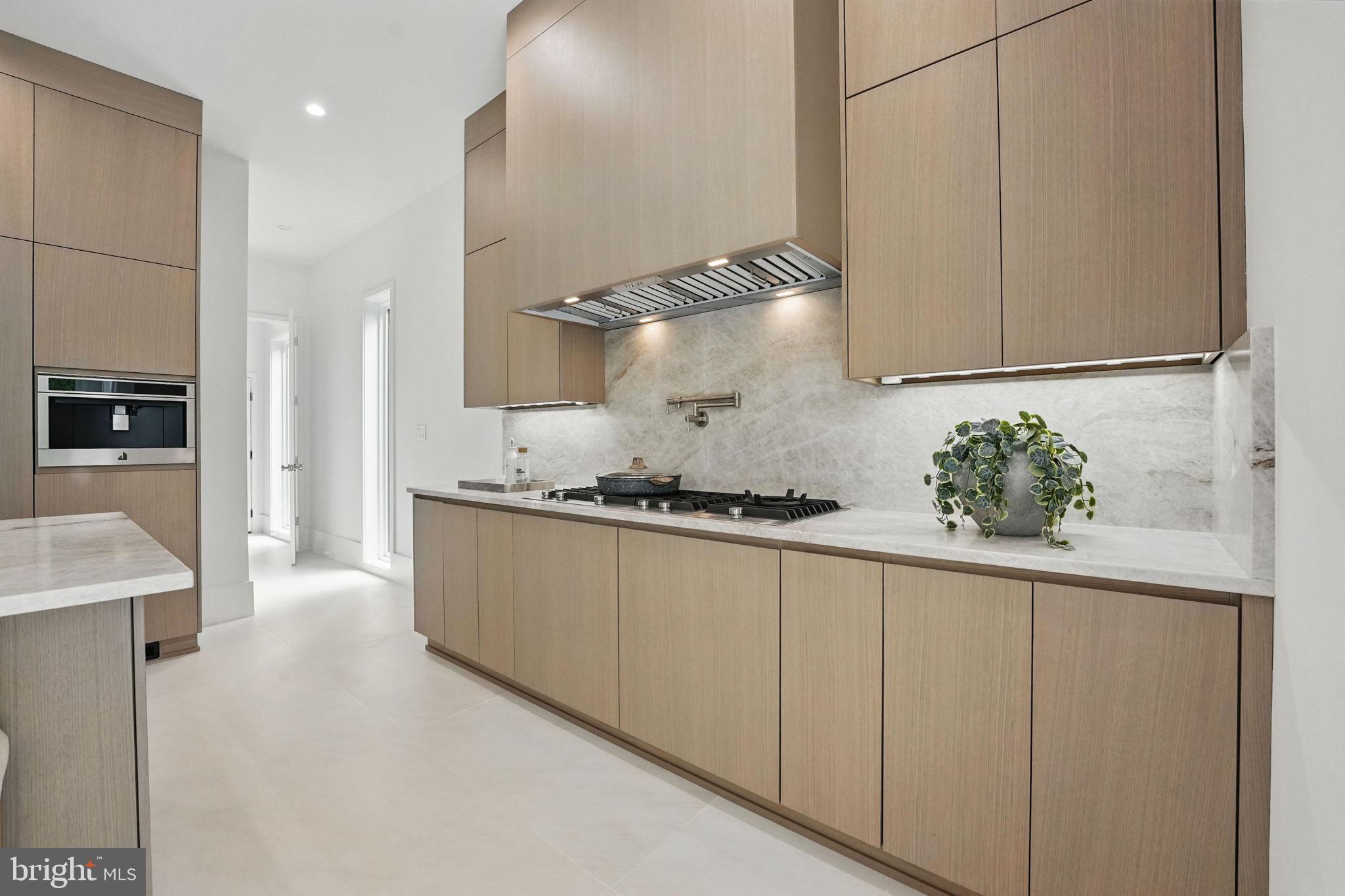 LAKE BARCROFT - Residential