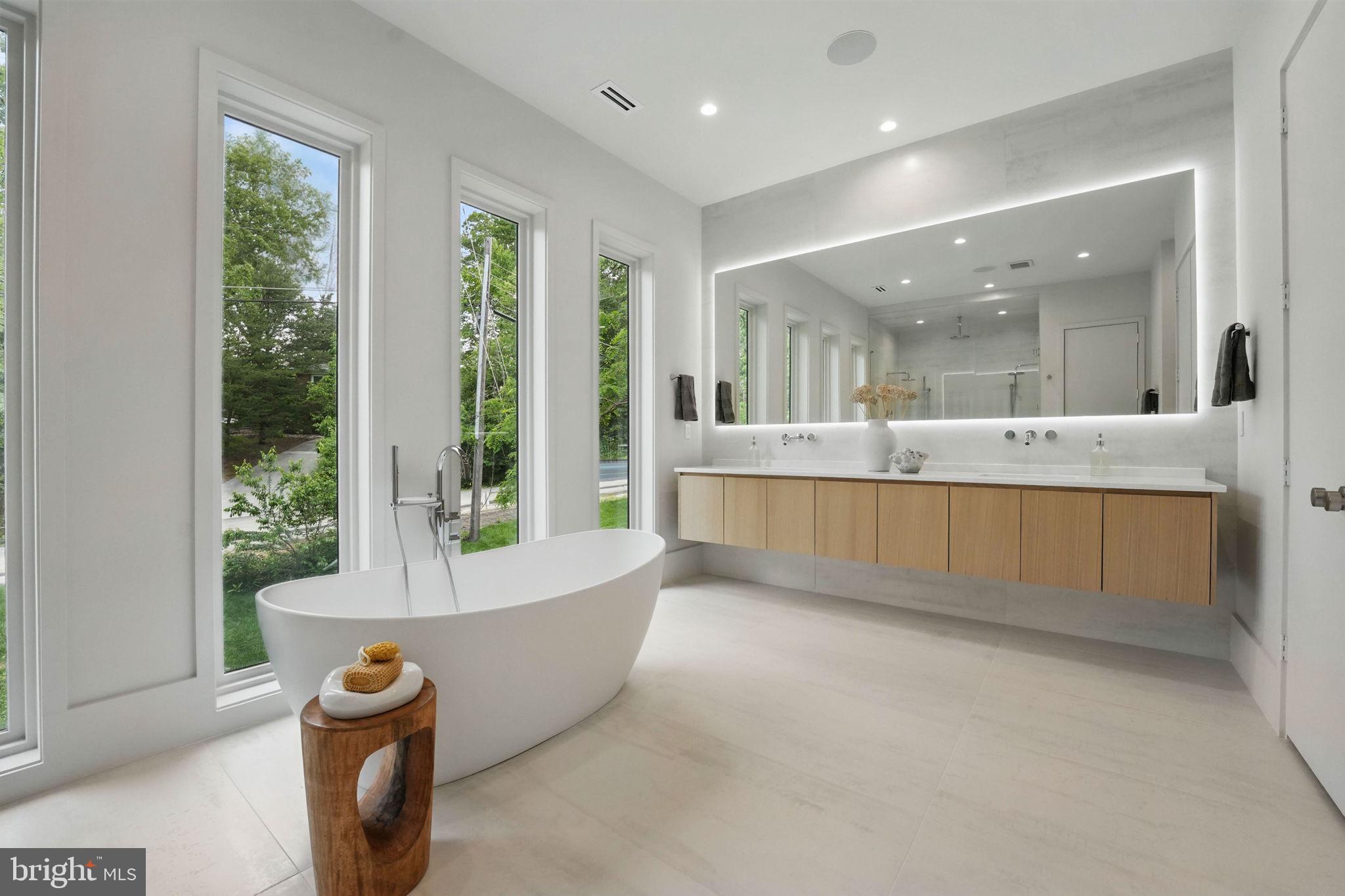 LAKE BARCROFT - Residential