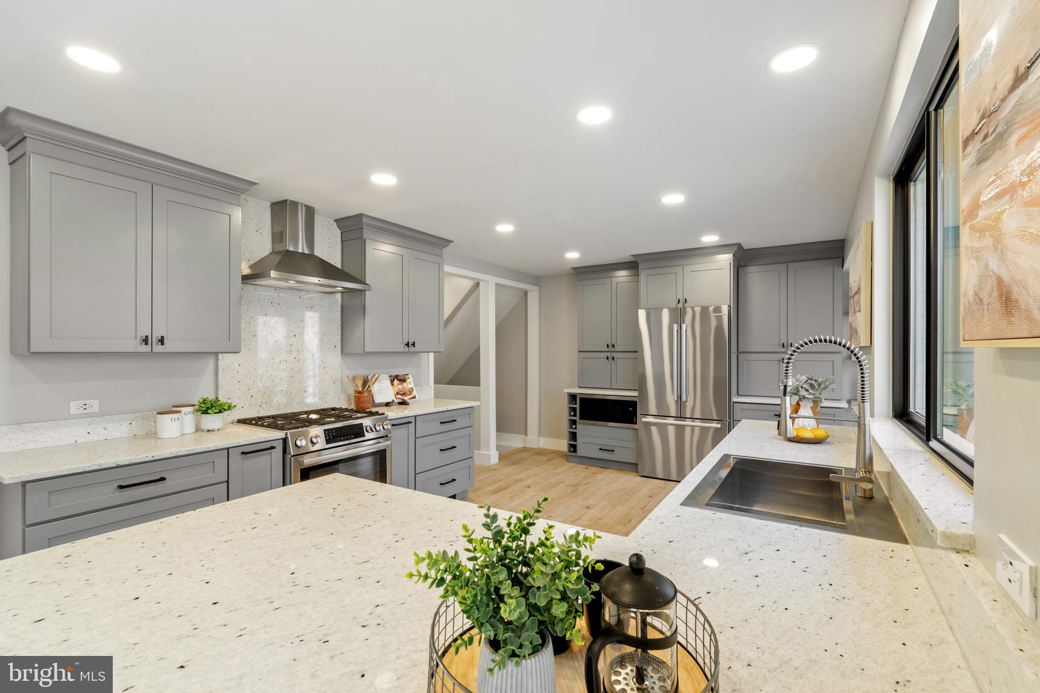 6333 WOODCREST DRIVE