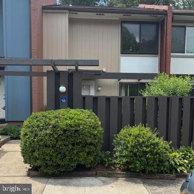 Move in ready Townhouse Freshly painted,Newly remodeled white kitchen with granite countertop and Stainless steel appliances, Recessed lighting,Laundry room in unit.Fenced backyard.
Pets are allowed on case by case basis with 500$ pet deposit.
CALL AGENT FOR RENT SPREE APPLICATION.