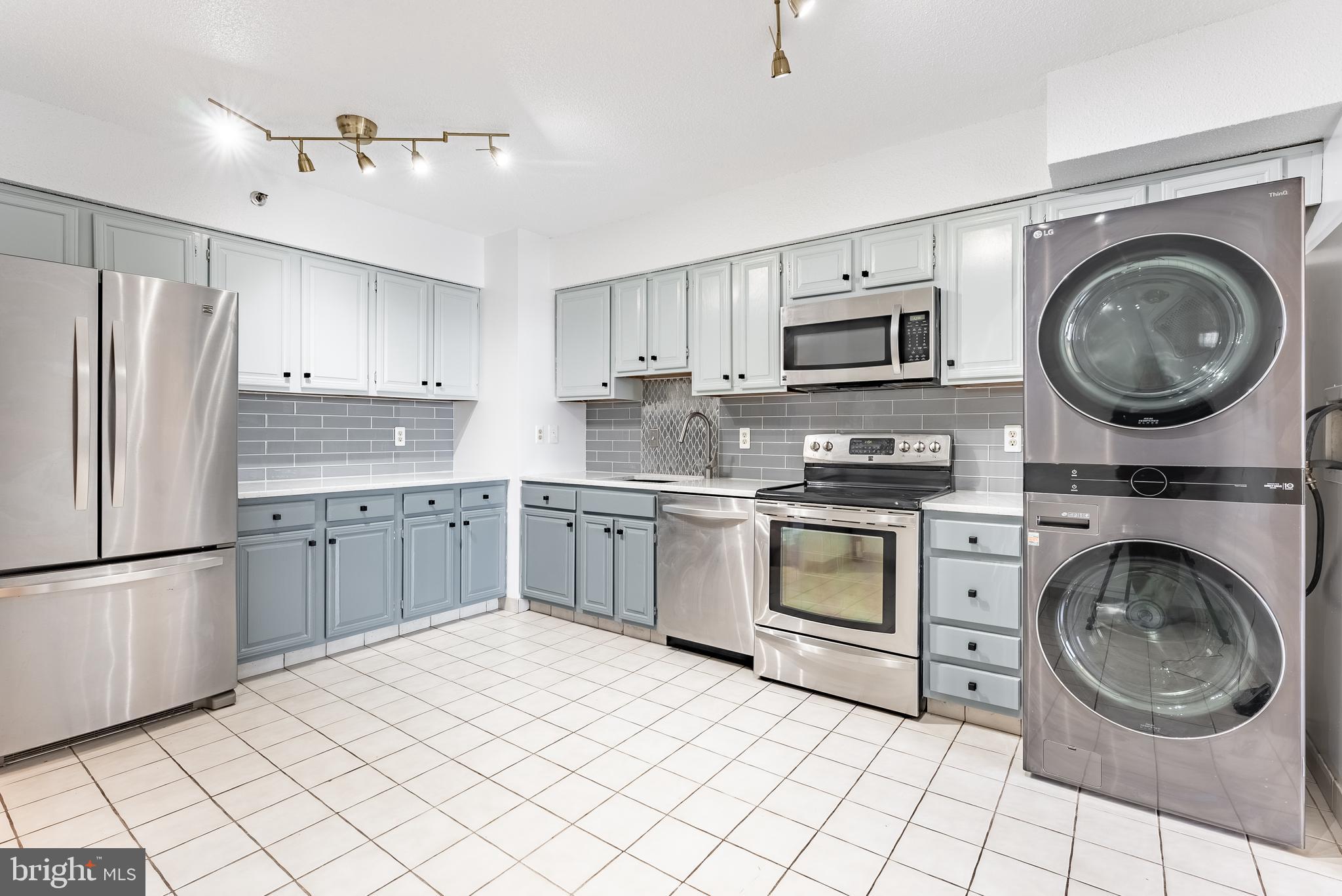 SKYLINE HOUSE - Residential