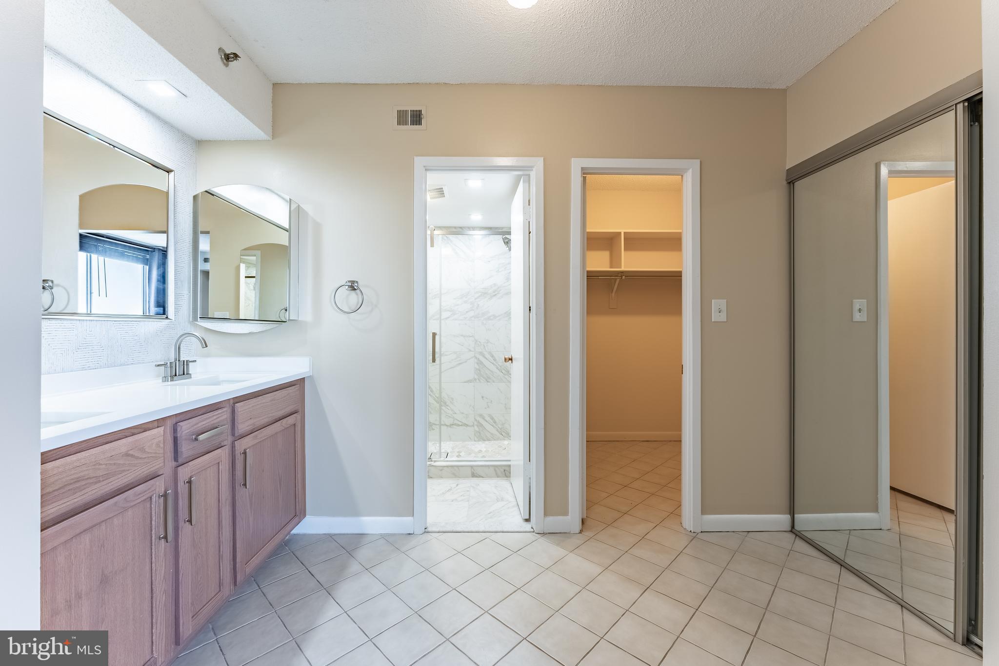 SKYLINE HOUSE - Residential