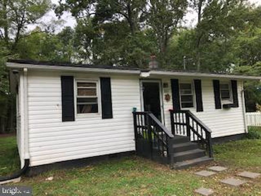 Affordable living in Colonial Beach but with low Westmoreland taxes only.  The 2 bedroom 1 bath home  on a large lot,  needs lots of TLC but has lots of potential! This home features a large lot with lots of room to park an RV or boat.  Hooked up to sewer and public water.  Home Sold "AS IS" in all respects.
Sold   No inspections As Is, no repairs. Cash.