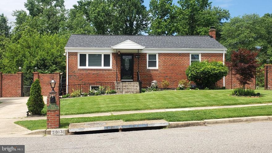 WOW WOW WOW, SELLER TOOK EXTRA CARE TO RENOVATE THIS HOUSE WITH TOP-OF-THE-LINE UPGRADES AND STAINLESS-STEEL APPLIANCES, BREAKFAST NOOK, BACK SPLASH, GRANITE COUNTERTOP WITH. BATHROOM WITH SUPER JETS, UNIQUE CEILING FANS WITH COLORFUL LIGHTS, HUGE BACKYARD WITH PATIO AND SUNROOM. PARK IN THE DRIVEWAY WITH LOT OF SPACE TO PARK ON THE STREET.   INLAW SUITE WITH 2ND KICTHEN IN THE BASEMENT, WITH REAR PRIVATE ENTRANCE. LOT OF SPACE. EASY ACCESS TO FREEWAY, SHOPPING