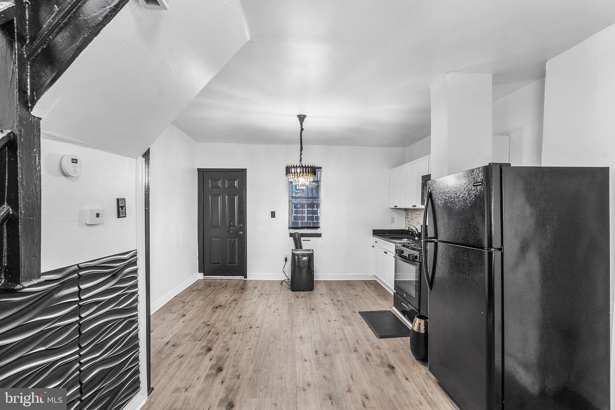 811 W SCHILLER STREET