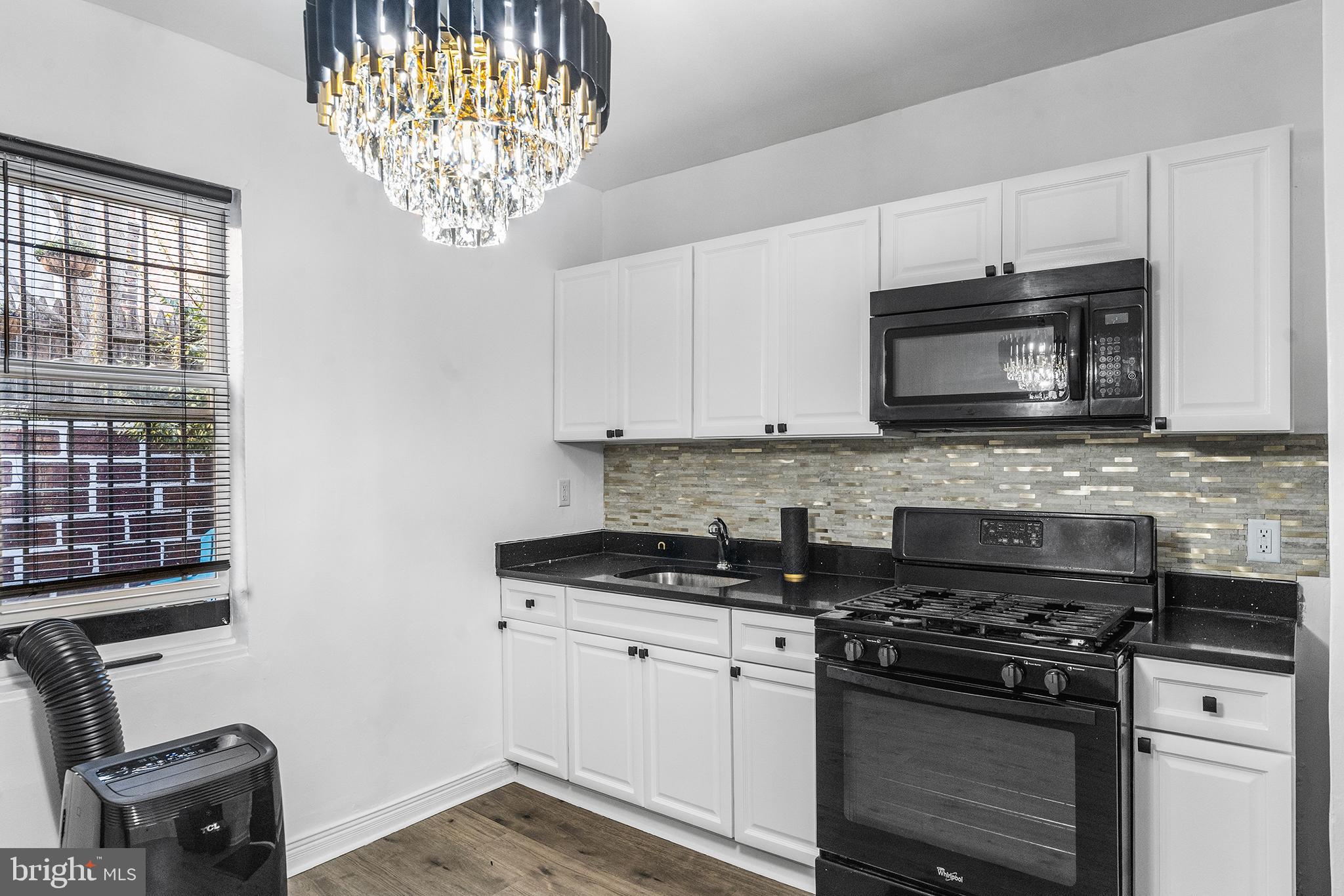 811 W SCHILLER STREET