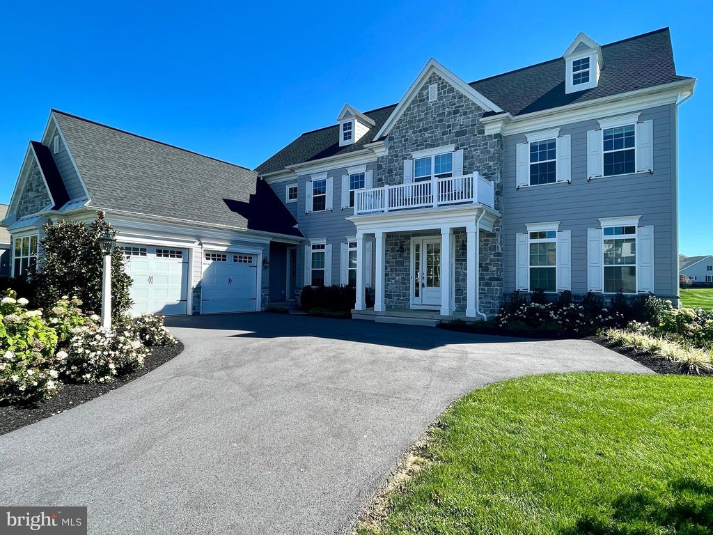 Photo of 994 Valley Crossing Drive, LITITZ, PA 17543 (MLS # PALA2042394)