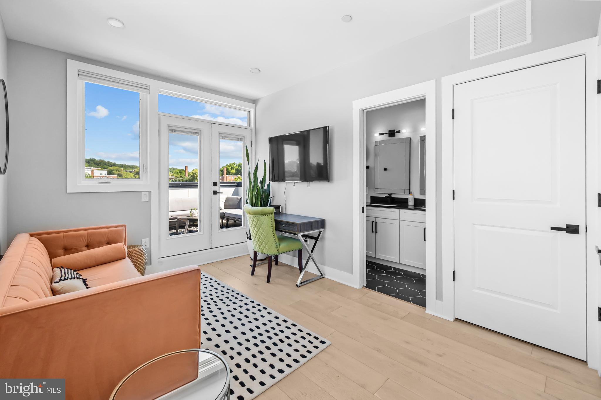 1915 H ST NE PH1