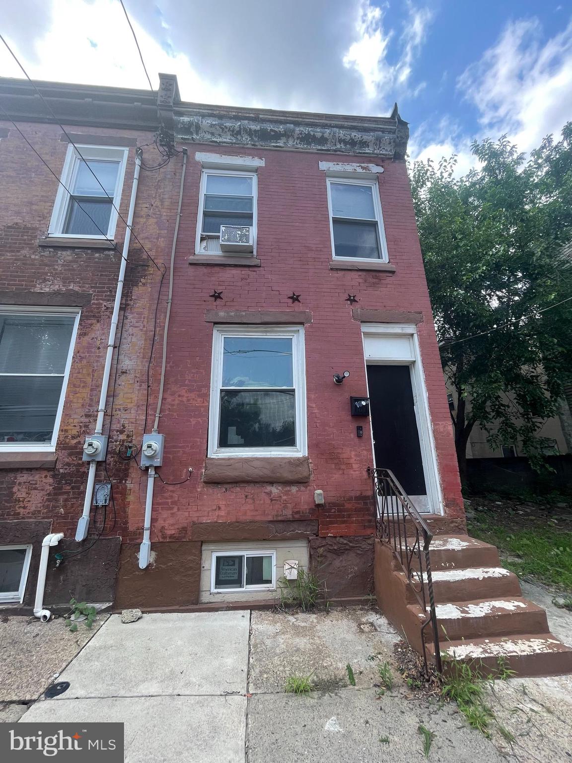 Nestled in a convenient location, this charming end-of-row rowhome offers easy access to Fairmount Park, Temple University and Center City. This home features two well-sized bedrooms plus a full bathroom with modern features and finishes as well as a spacious living/dining room area ideal for entertaining, and complemented by generous natural light. Schedule your tour today!