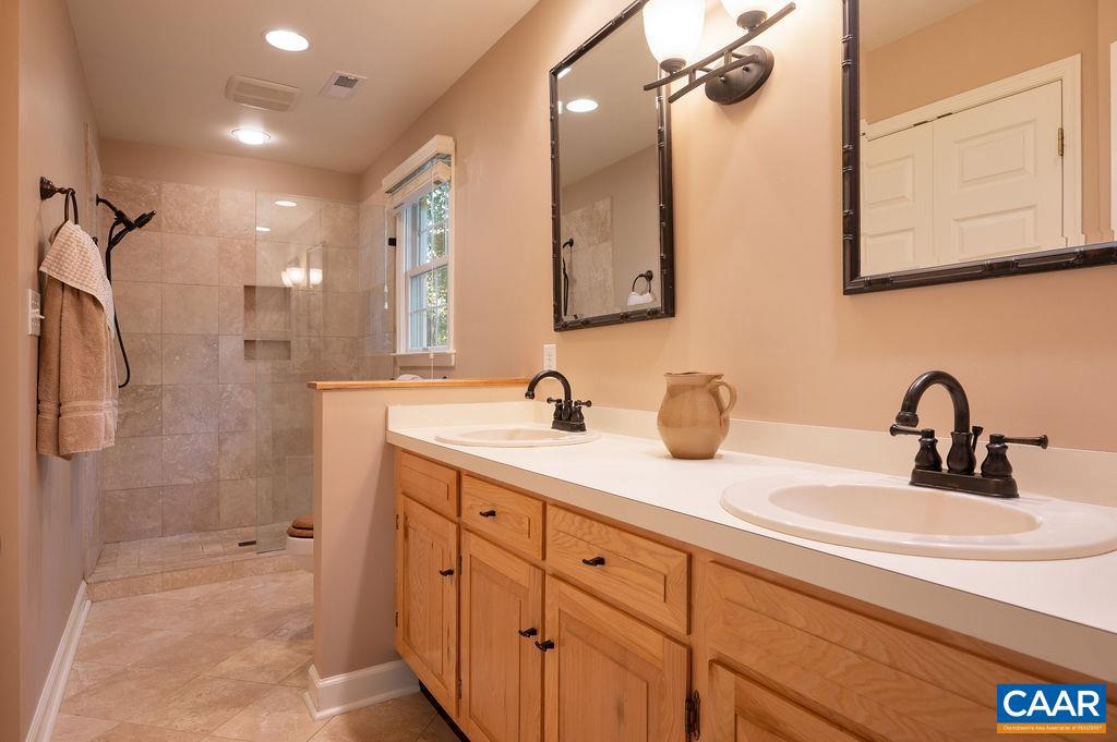 LAKE REYNOVIA - Residential