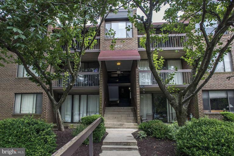 Welcome to this condominium nestled in an ideal location! Enter to find a bright &airy LR w/access to private balcony w/awning &serene views. Prepare your favorite meals in the KIT w/brkfst area. Host family dinners in the sep DR. MBD w/att MBA. Enjoy the outdoors w/access to local walking trails. Condo Fee Includes: Gas; Water &Sewer; Roof; Balcony; Awning; Landscaping; &Snow Removal.