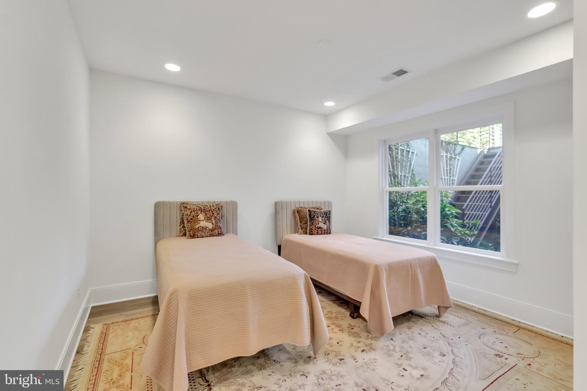 VIENNA WOODS - Residential