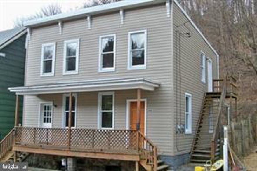 MONEY MAKING POTENTIAL.  TRIPLEX.  ACT TODAY.
446 2 BEDS 1 BATH
448 1 BED 1 BATH UP
448 1 BED 1 BATH DOWN