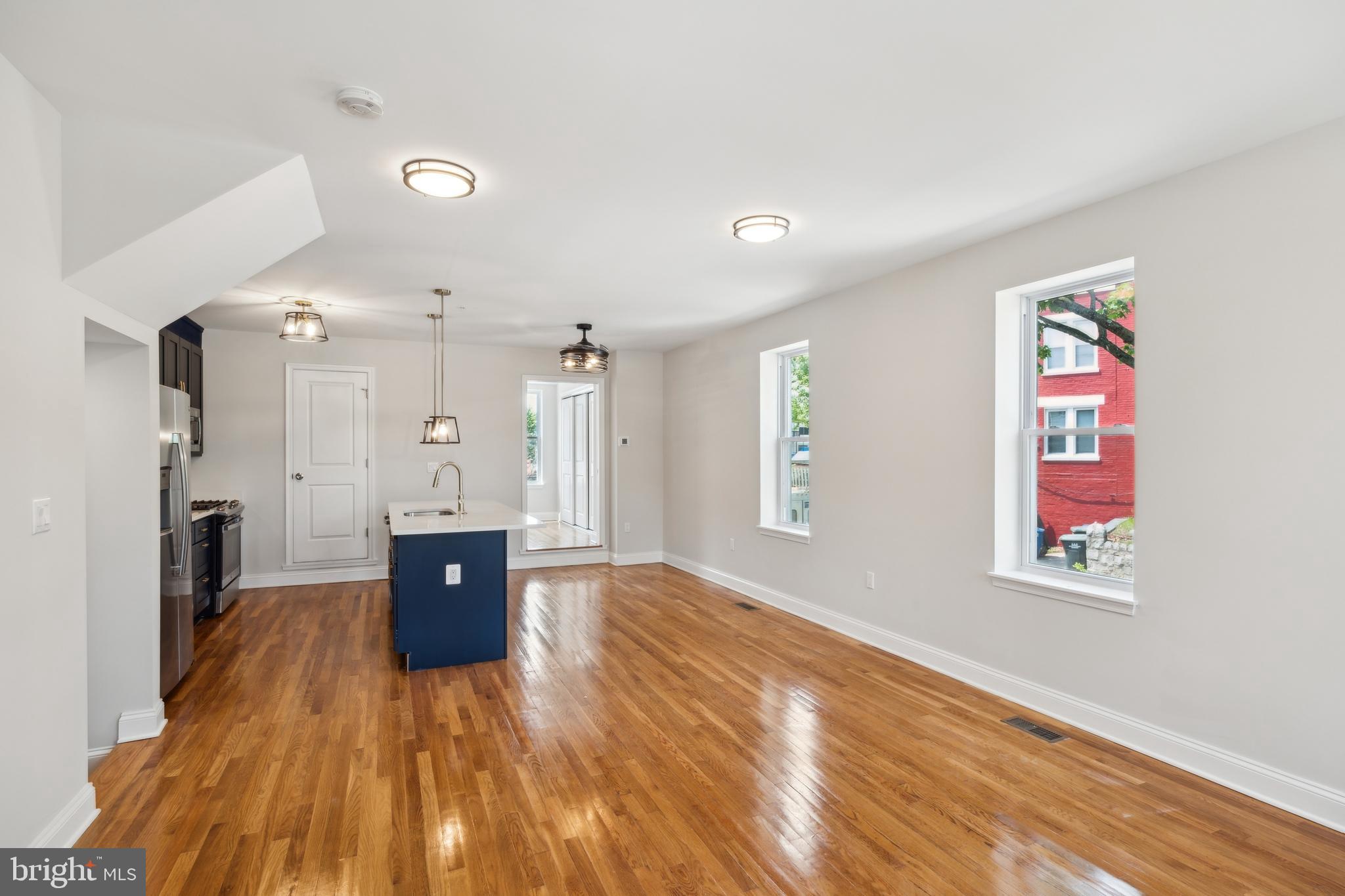141 NE V STREET NE