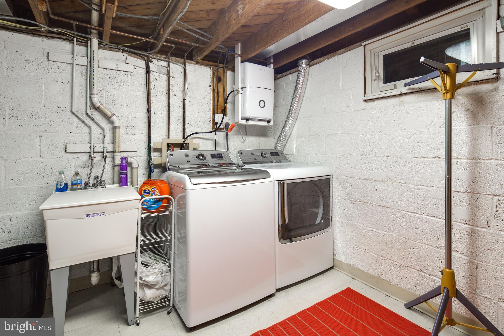 ROCK CREEK KNOLLS - Residential Lease