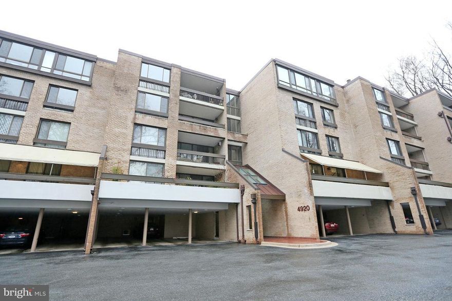 Great 2 bedroom, 2 bath, large balcony overlooking parkland. 2 COVERED GARAGE SPACES.Private gated community with Swim and Tennis. Close to shopping, Canal and 15 minutes to Kennedy center. NO STEPS WHATSOEVER.Updated kitchen and bathrooms.Light and bright unit-Shows well.parking space no: 15&16 Open House 04/02/17 2-4pm  New blinds will be installed in the bedrooms