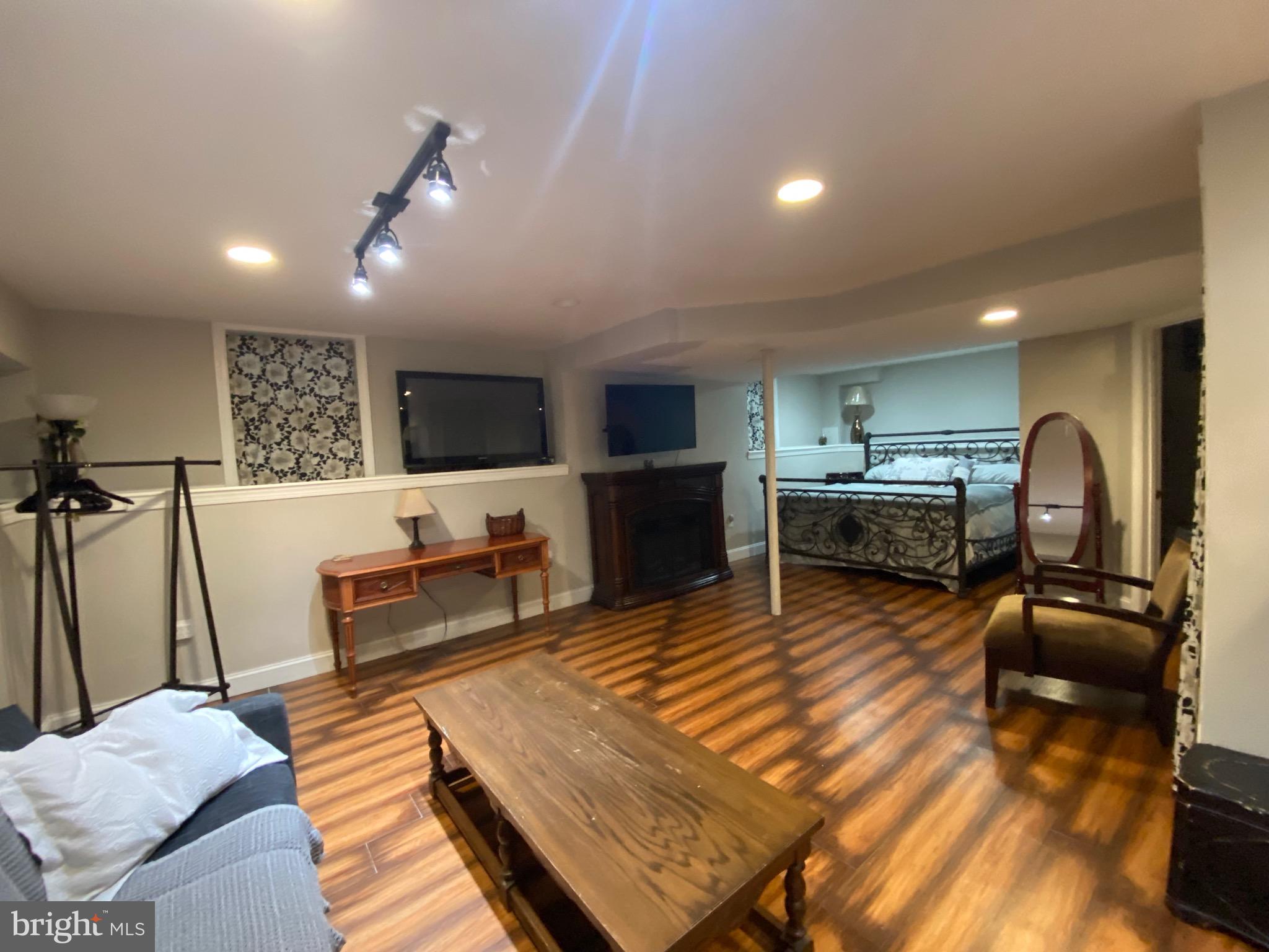 ENGLISH CONSUL ESTATES - Residential Income