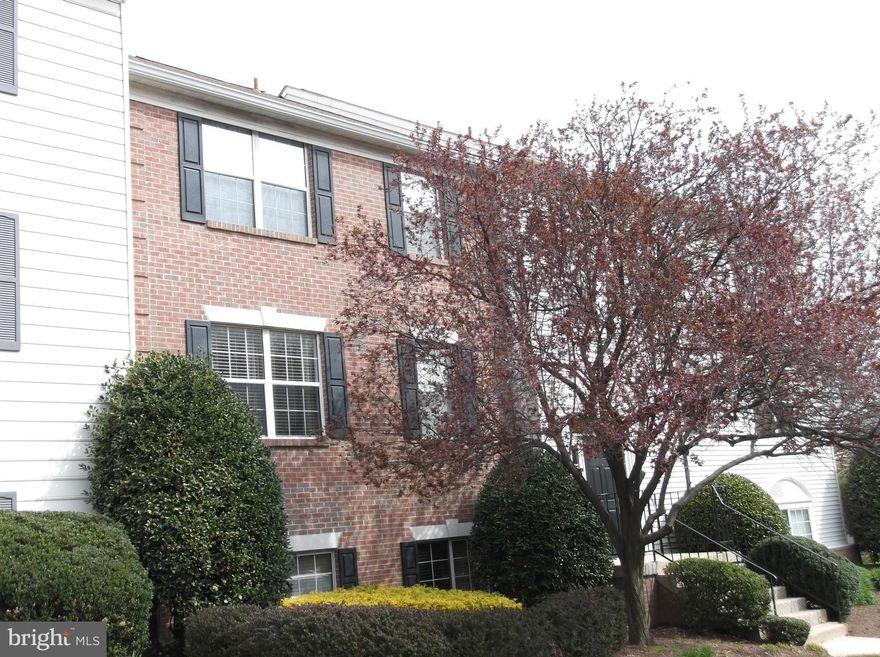 Gorgeous Condo, 3BR, 2BA, 1,336 SF, Top floor, Loft and Sky Lights, Bright and Clean, Upgraded Kitchen, Granite Countertops, Full Size Washer and Dry, Penderbrook Golf Community, Golf/Swim/Gym/Tennis/Basketball//Volleyball/Jog, Close Fair Oaks Mall, Near I-66, Rt50, Fairfax County Parkway, Convenient Location, Must See It!!!