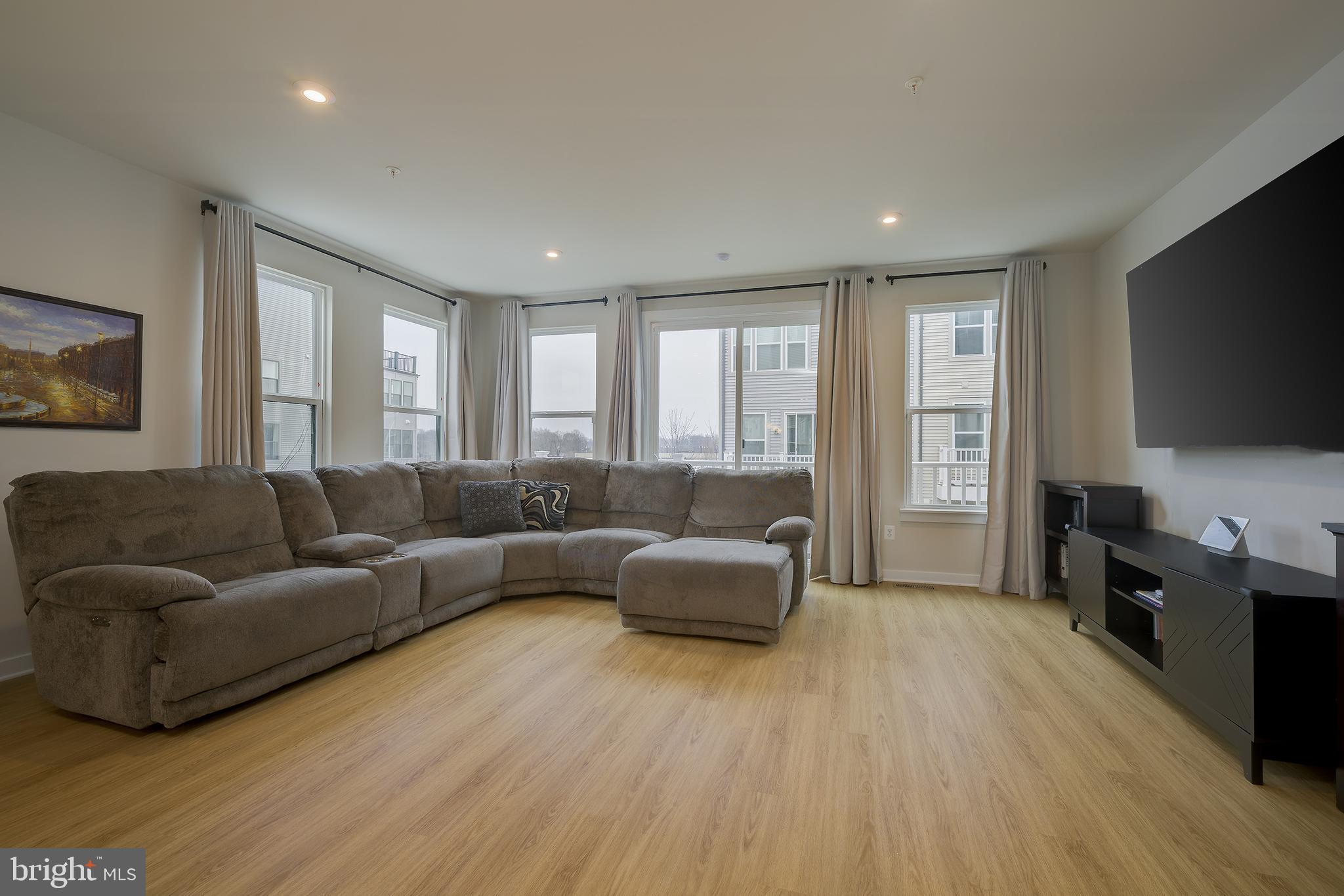 RIVERFRONT - Residential