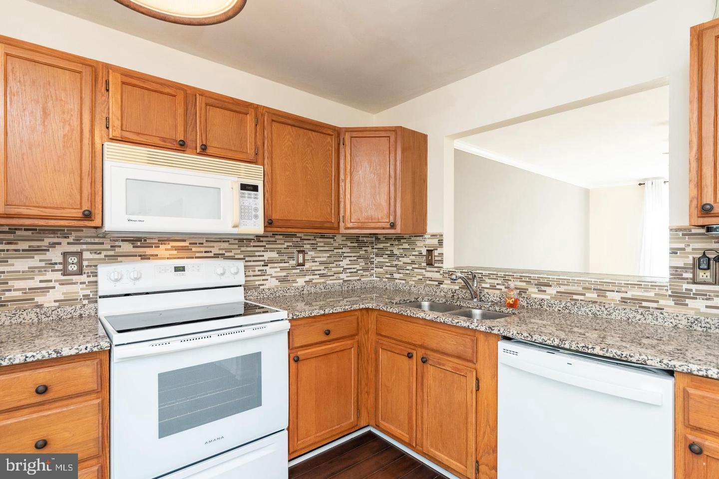 CONSTANT FRIENDSHIP - Residential Lease