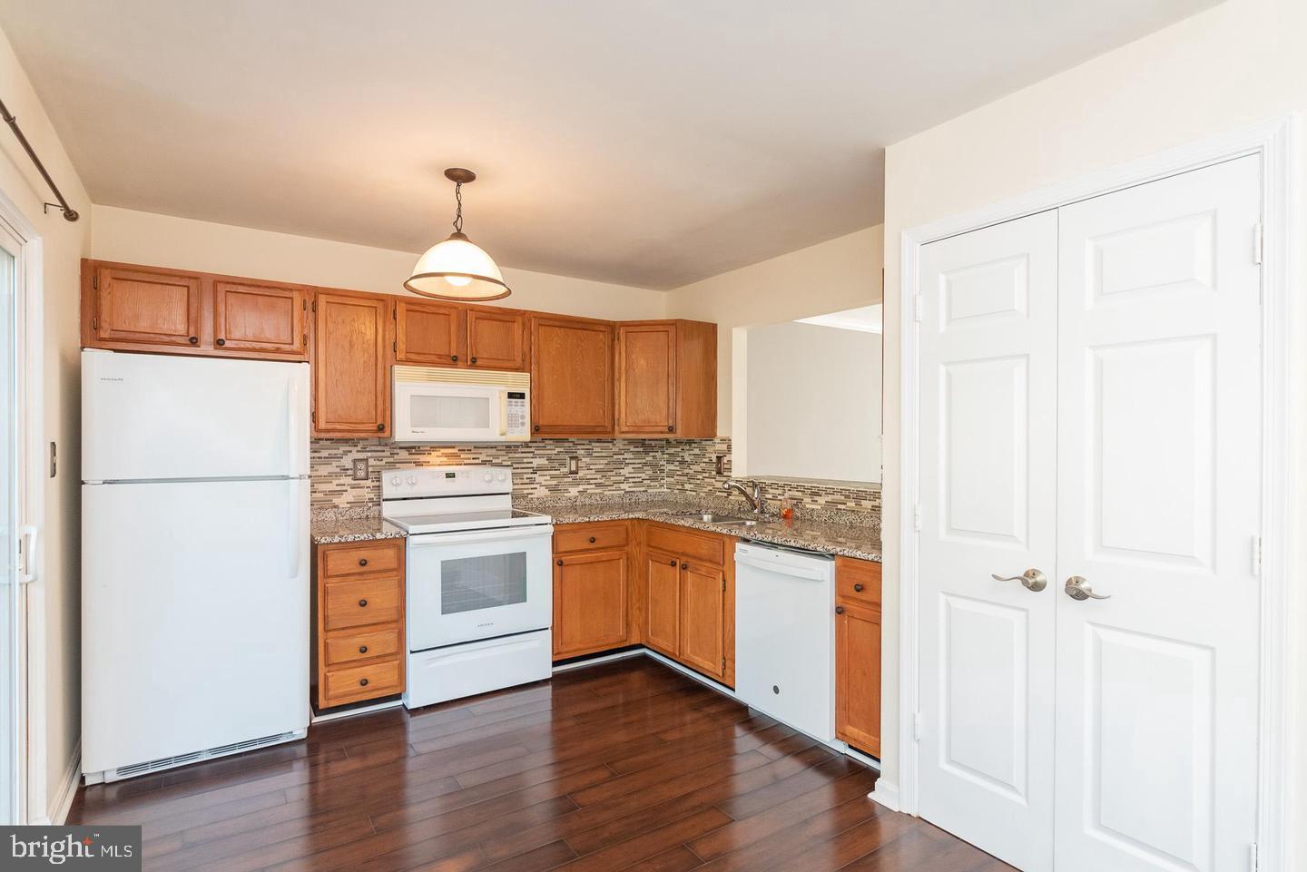 CONSTANT FRIENDSHIP - Residential Lease